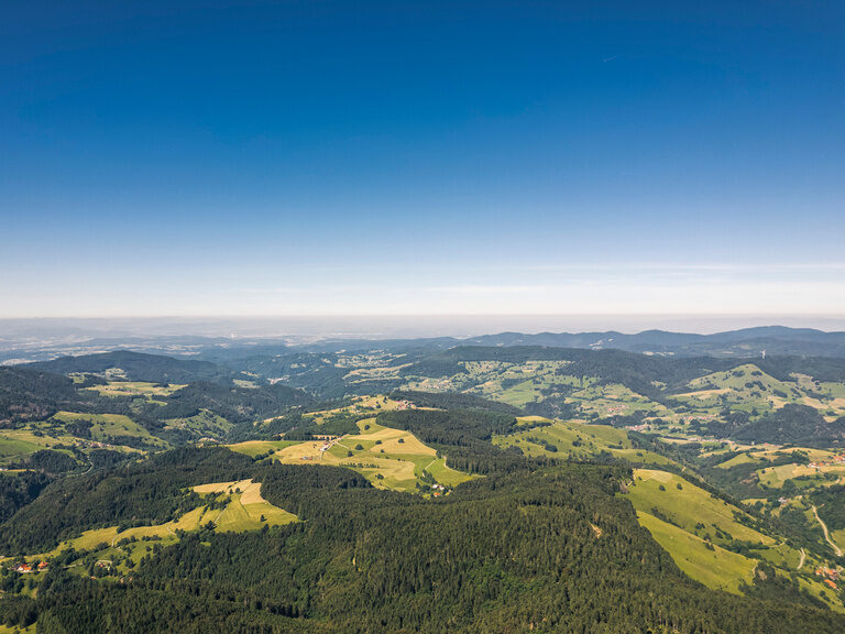 Eine Drohnenaufnahme der malerischen Umgebung rund um St. Märgen